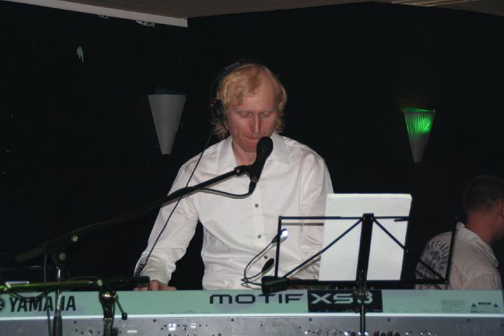 2008-11-28 M3_live at replugged 183.jpg
